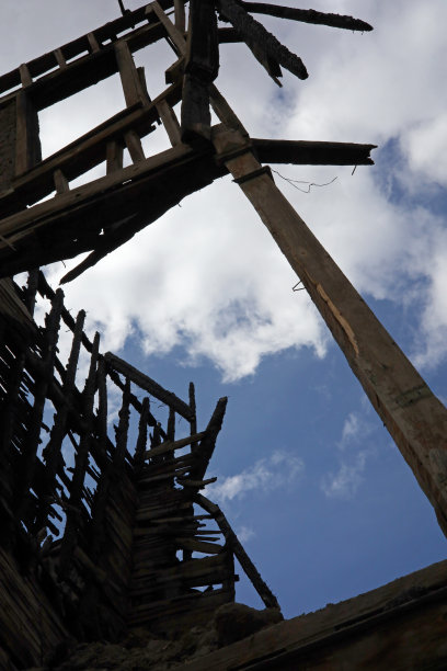 废弃的木制建筑图片下载