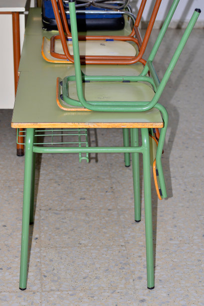 学校桌椅图片下载