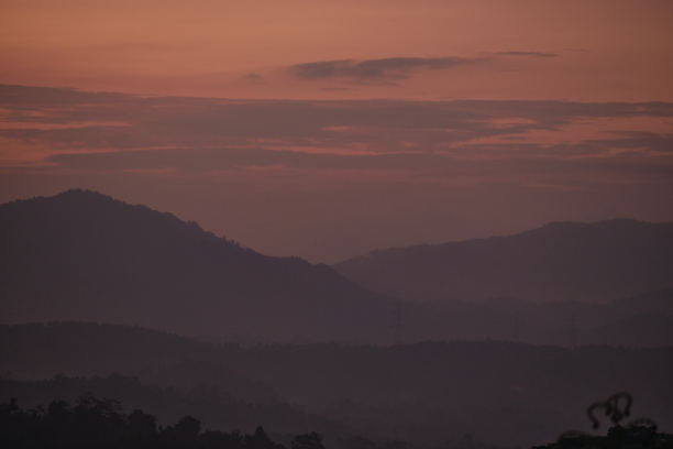 夜景的迷人之美:捕捉在一张黄色天空低光照片中图片下载