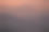 夜景的迷人之美:捕捉在一张黄色天空低光照片中图片下载