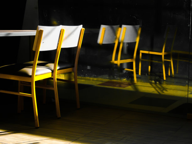 镜子中黄色椅子的倒影。图片下载