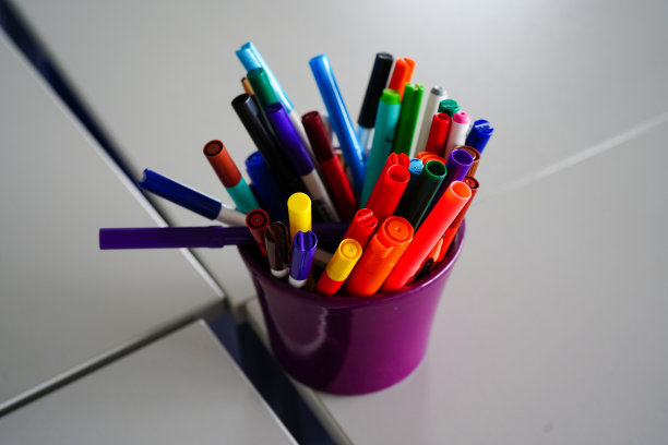 学校桌子上的笔筒图片下载