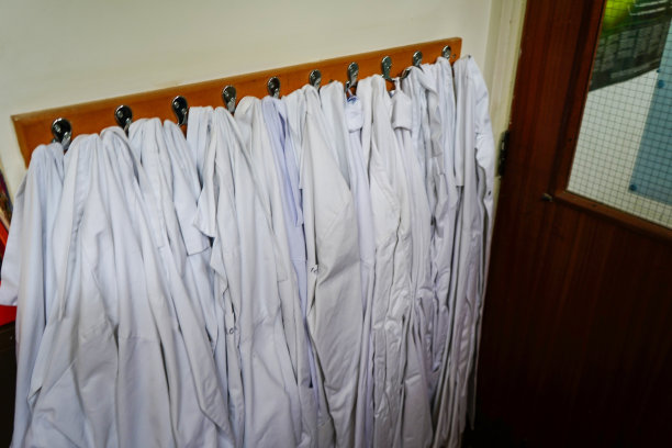 实验室的大褂挂在墙上图片下载