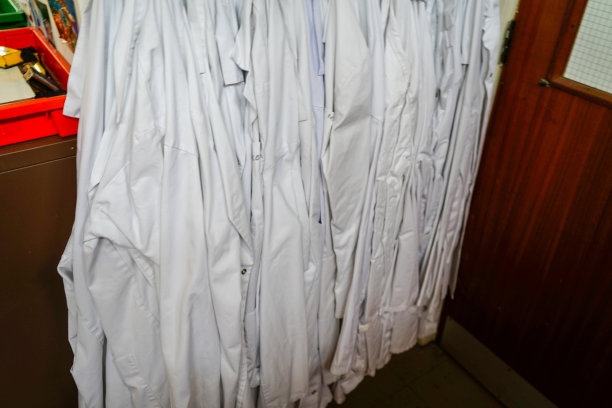 实验室的大褂挂在墙上图片下载