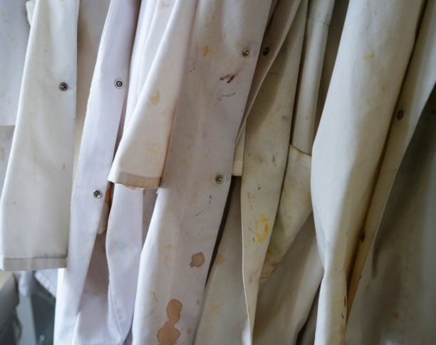 实验室的大褂挂在墙上图片下载