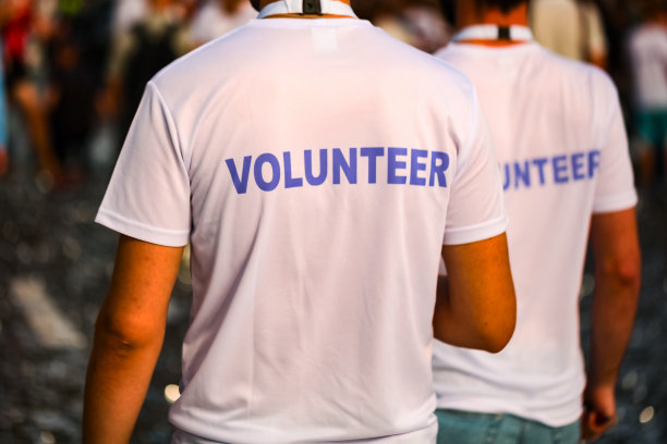 身穿印有“志愿者”字样的t恤的男子在体育大众赛事比赛中亮相图片下载