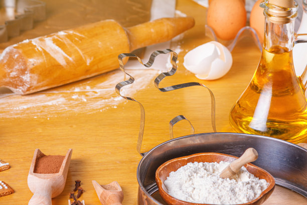 桌子上摆着圣诞姜饼曲奇的配料图片下载