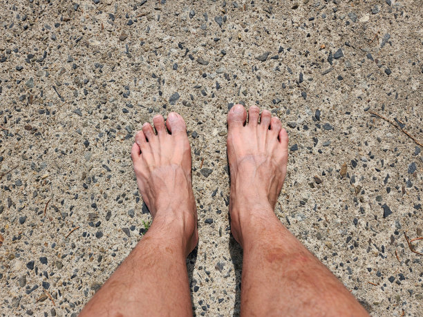 一名男子的脚在铸造没有使用鞋子在白天的照片图片下载