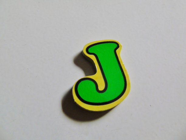 一张放在地板上的玩具信的照片图片下载