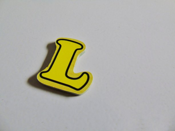 一张放在地板上的玩具信的照片图片下载