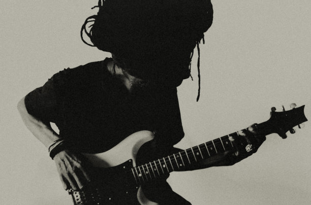 迷失在音乐、节奏、气息和城市的活力中。图片下载