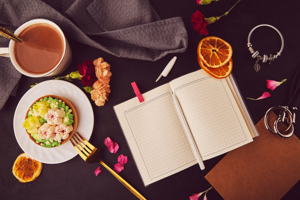 美学花卉法国挞在鲜花，咖啡杯，模拟记事本，配件平铺。甜点采用了梦幻逃避主义的趋势。粉色碎花蛋糕图片下载