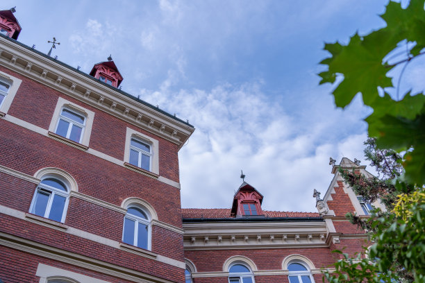 古老的历史建筑。布拉迪斯拉发市中心的小学，斯洛伐克，欧洲，蓝天，选择性聚焦图片下载