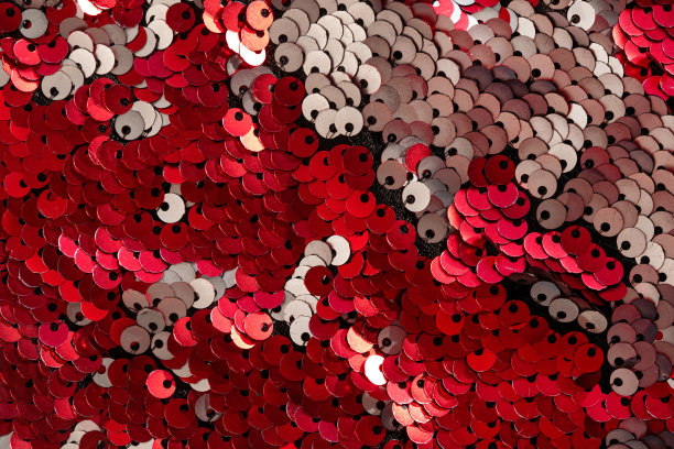 红色银色闪亮的亮片纹理背景衣服材料平铺。彩色闪光金属织物微距照片。图片下载