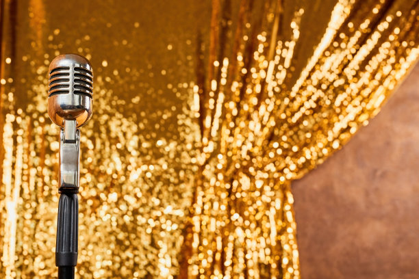银色复古麦克风背景闪闪发光的金色窗帘图片下载