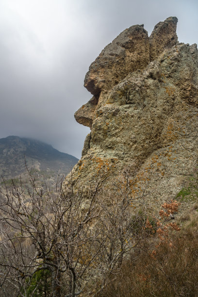 不同寻常的岩石形状与人的面部轮廓相似。卡拉达格保护区春天的风景。克里米亚图片下载