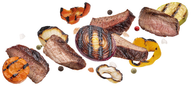 白底烤牛肉片和蔬菜片图片下载