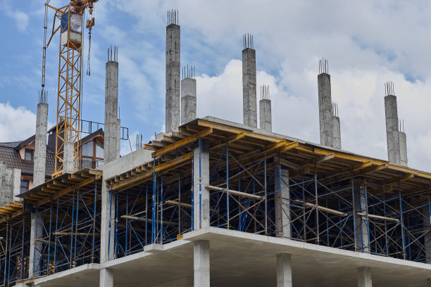 建筑工地的一部分未完成建设。施工模板。天空和白云的背景。图片下载