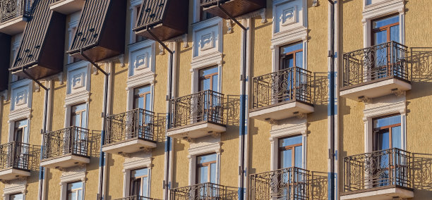 奶油色的现代酒店建筑立面背景。美丽的现代建筑图片下载