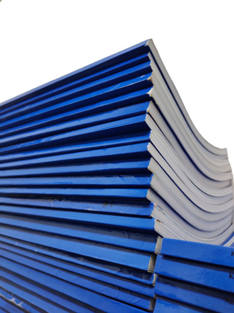 成堆的学生论文、论文或书籍。图片下载