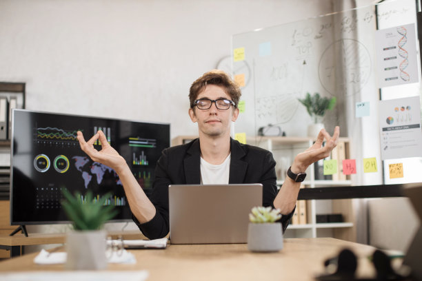 上班族用灵巧的手指缓解工作压力。图片下载