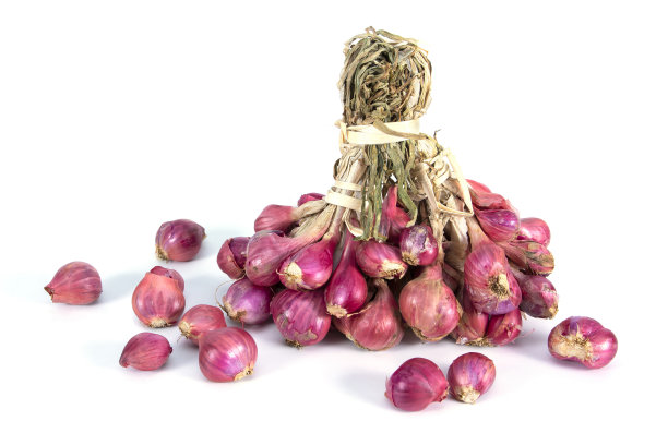 白色背景上切一串葱。红葱头串扎和一些球茎切片隔离图片下载