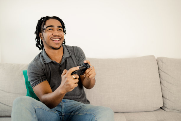 年轻人在家里玩游戏图片下载
