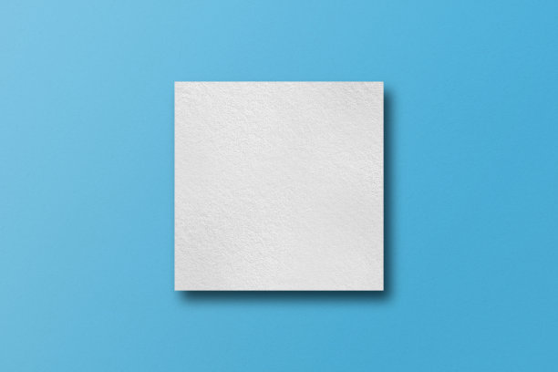 在浅蓝色的纸背景上剪成有光和影的方形的纸。图片下载