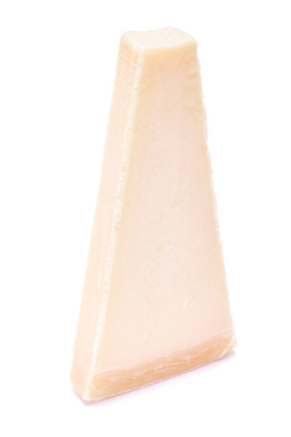 白色背景上的一块帕尔玛干酪图片下载