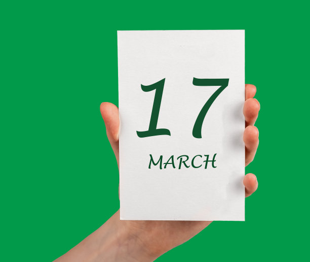 3月17日，圣帕特里克节纸卡在手图片下载