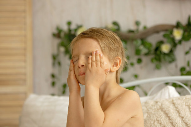 蹒跚学步的男孩出水痘，躺在床上发烧，妈妈检查他图片下载