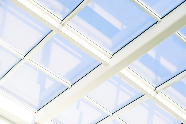 光线从窗户倾泻而入，营造出一种迷人而令人敬畏的氛围图片下载