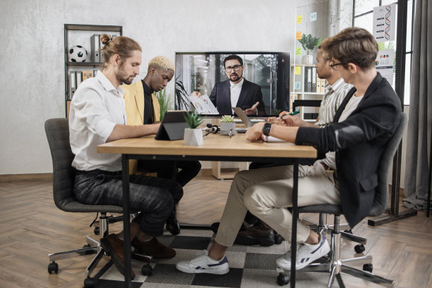 商务团队在现代办公室与他们的同事进行视频会议图片下载