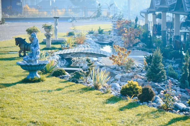 公园里的喷泉。水从喷泉流出。图片下载