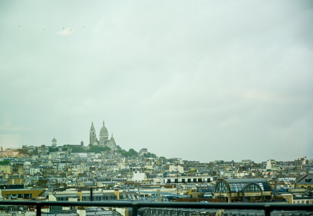 2022年6月，法国巴黎。巴黎天际线与神圣的心在一个雨天。图片下载