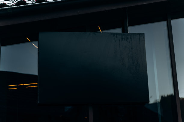 近距离的空黑色海报在混凝土建筑。图片下载