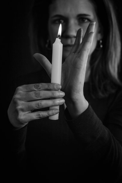 黑白肖像的一个女人玩蜡烛火焰和滴水蜡图片下载