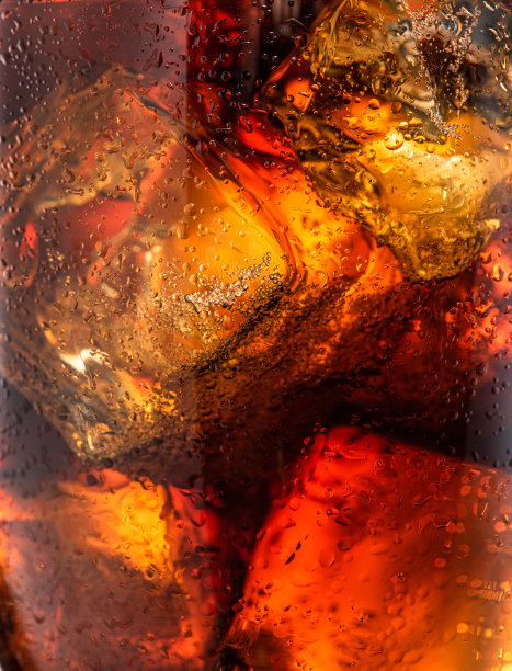 可乐饮料中的冰块特写。图片下载