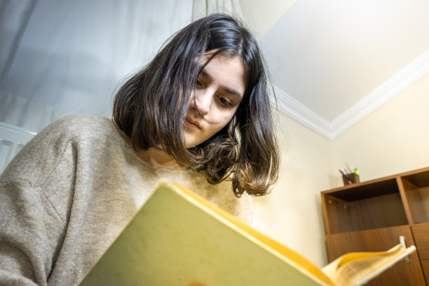 少女在光照下看书图片下载