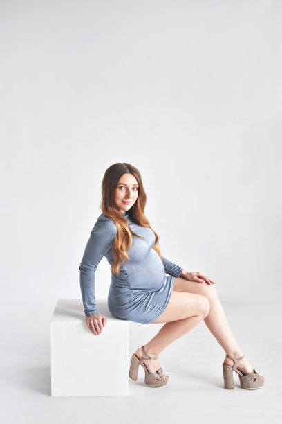 怀孕的年轻女子。期待的孩子。生育和为人父母图片下载