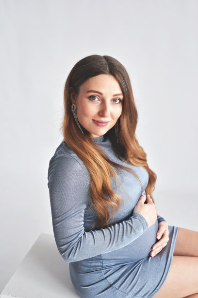 怀孕的年轻女子。期待的孩子。生育和为人父母图片下载