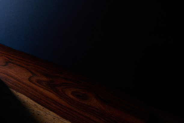 背景和木制底座是展示产品的理想选择图片下载