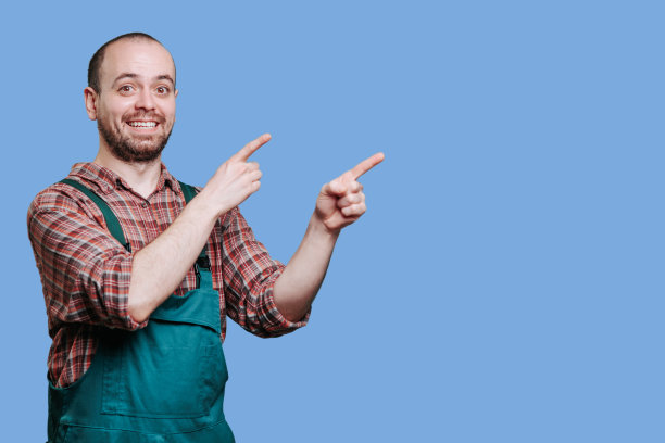 英俊开朗的男性农民，年轻的外表带着胡子。分空白处图片下载