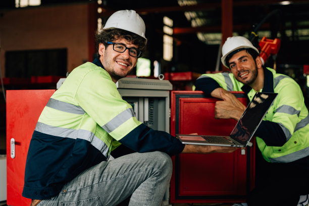 技术工程师检查和修理自动机器人机器图片下载