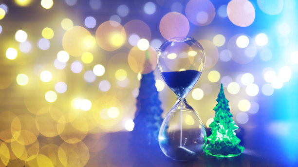 沙漏和圣诞背景。圣诞节，新年，复制空间，散景。图片下载