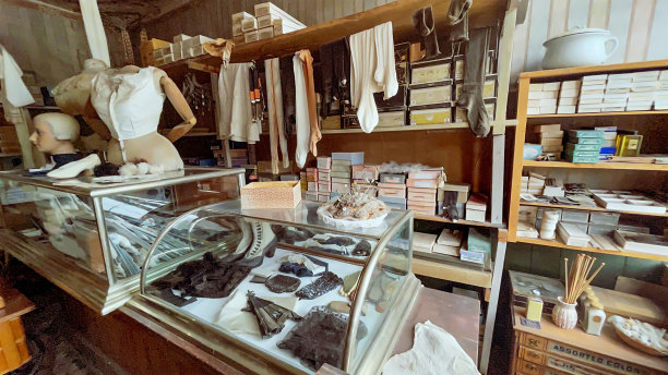 历史重现的复古服装店在弗吉尼亚市蒙大拿镇图片下载