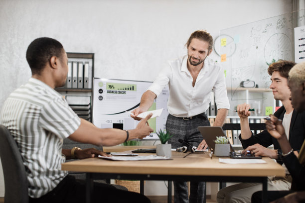 一群能干的多种族男性经济学家在办公室聚会图片下载