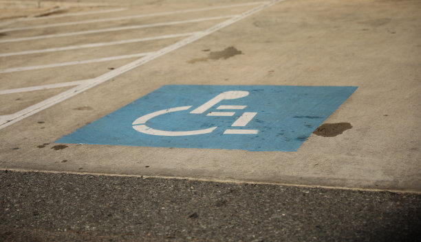 残障标志显示预留街道停车位，象征残疾和行动不便，显示无障碍和安全图片下载