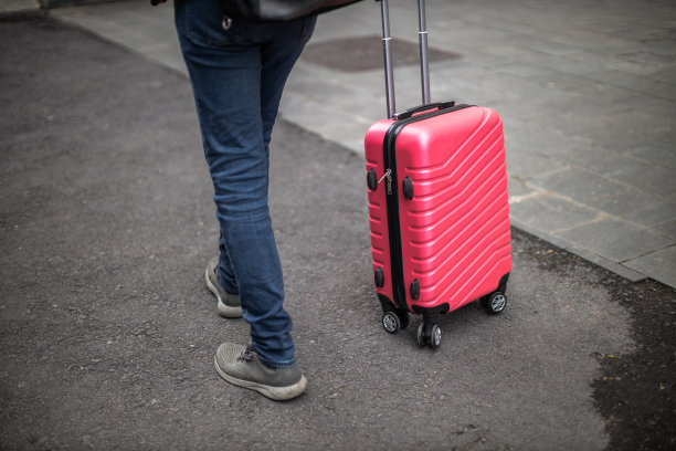 游客拿着行李走来走去图片下载