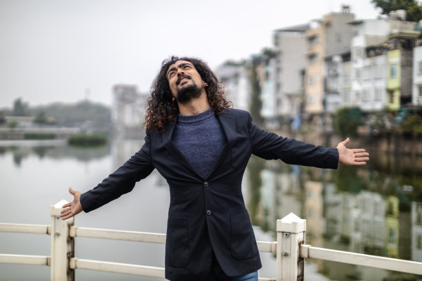 游客拿着行李走来走去图片下载